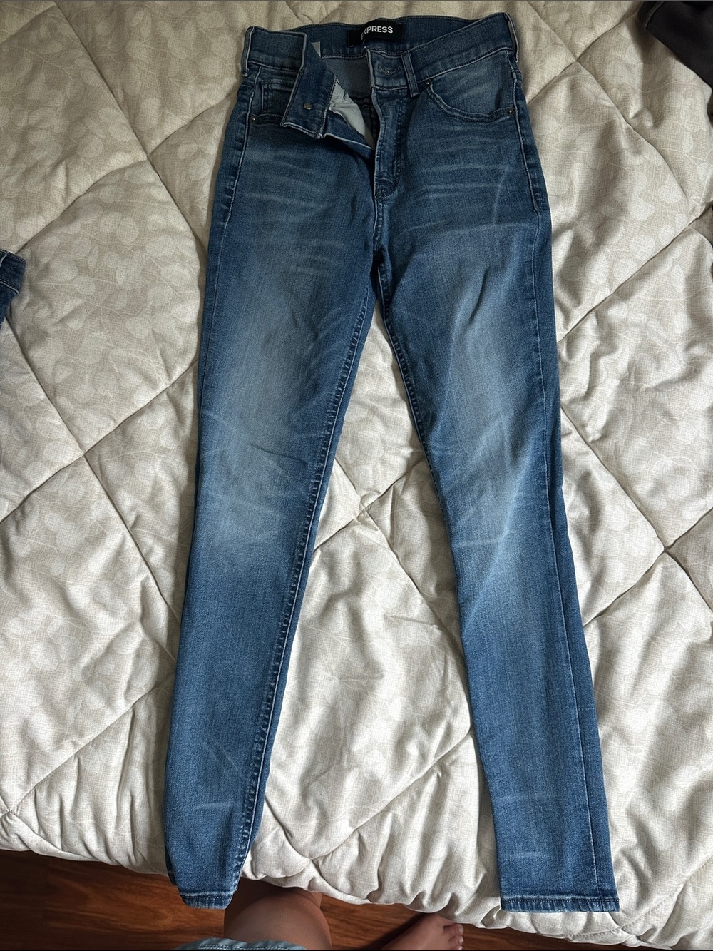 Express Women's Skinny Jeans in Dark Blue Wash